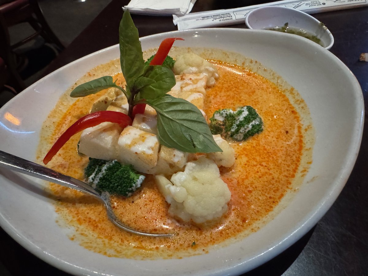 I need to catch up on some posts. In June, I enjoyed great meals in #Vegas, with three standing out. Siegel’s Bagelmania served a solid corned beef sandwich. They arrange the meat to make it look thicker, but it’s still good. My wife and cousin enjoyed their dishes too.