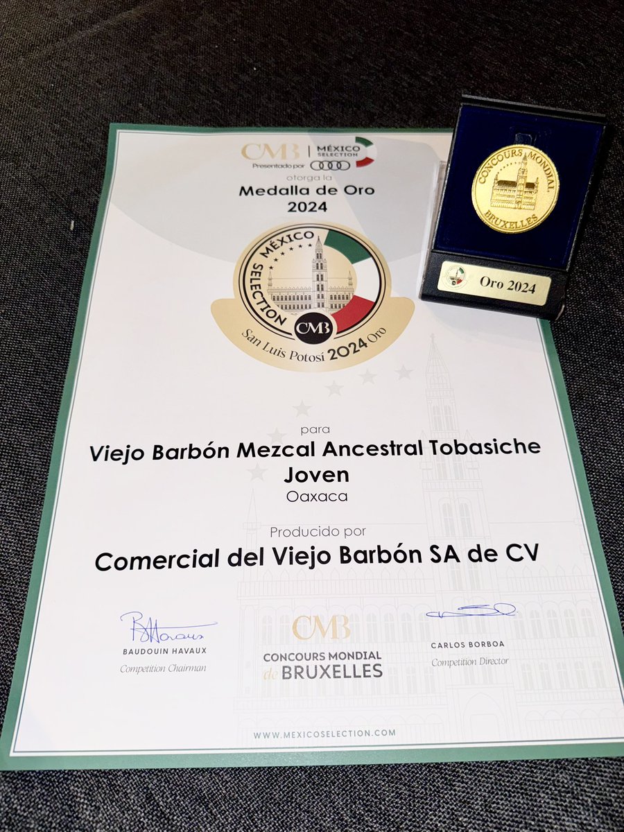 welestersilva's tweet photo. Muy emocionado por haber tenido el honor de recibir, en nombre del equipo de #ViejoBarbón, la medalla de Oro del #ConcursoMundialdeBruselas para nuestro #mezcal. Sin duda un merecido reconocimiento a la #calidad de nuestro mezcal y al gran trabajo que de mi socio Jaime Farias. https://t.co/IPs4ofNl2z