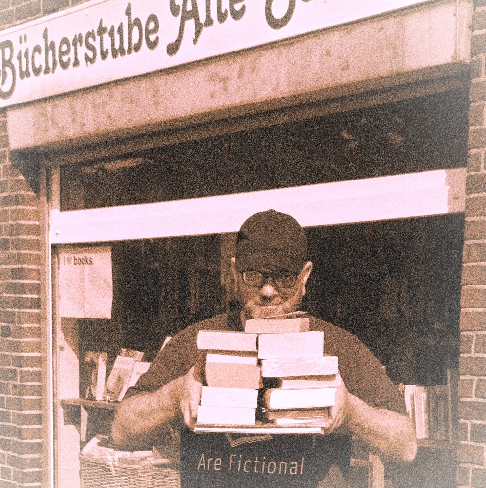 Mr_Lovecraft's tweet image. - Das waren die! Was soll ich denn machen? Die haben mich dazu gebracht!
- Wer? Wer sind die?
- Ich muss weg!

Bücherstube "Alte Schwarte" in Westerholt.
#books #bookworm #Bücher
📚📖📕
