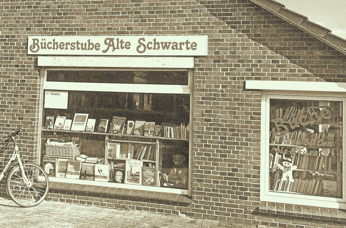 Mr_Lovecraft's tweet image. - Das waren die! Was soll ich denn machen? Die haben mich dazu gebracht!
- Wer? Wer sind die?
- Ich muss weg!

Bücherstube "Alte Schwarte" in Westerholt.
#books #bookworm #Bücher
📚📖📕