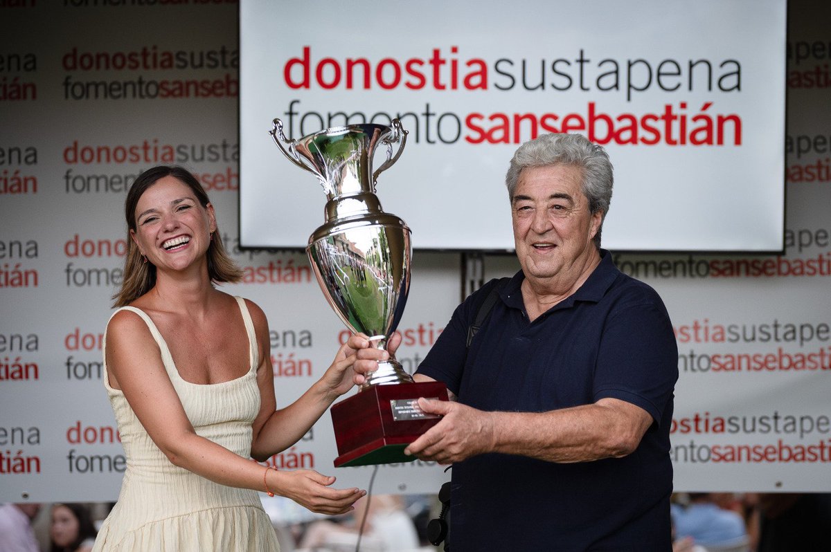 aneoyar's tweet photo. Una gran tarde en el Hipódromo de San Sebastián. Disfrutando de la emoción de las carreras y con el honor de dar el Gran Premio Fomento San Sebastián. Arratsalde zoragarria Donostiako Hipodromoan. Lasterketetaz gozatzen eta Donostiako Sustapen Sari Nagusia emateko ohorearekin. https://t.co/RHSVRUMgFM