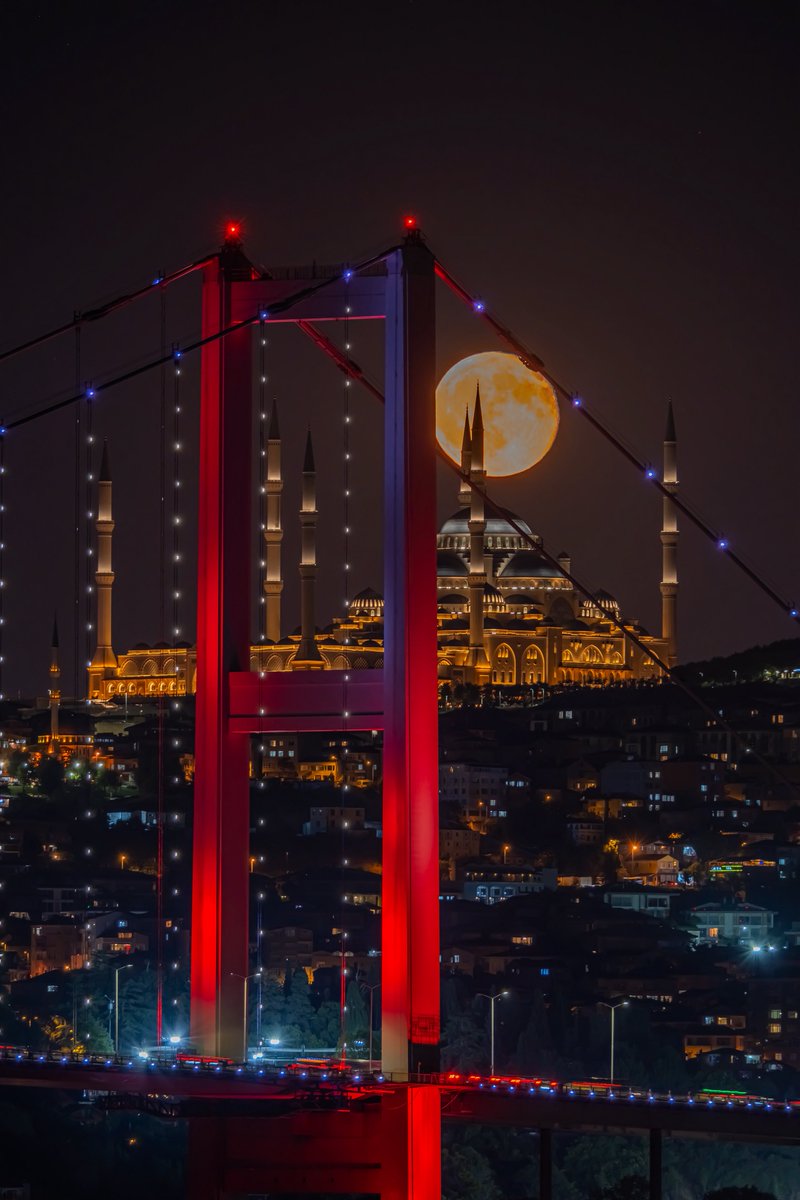 halilsopaoglu's tweet image. Fırından yeni çıktı. Boğaz köprüsü ve Çamlıca Cami kadrajlı 10.08.2025 dolunayı.