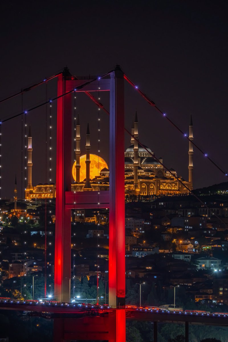 halilsopaoglu's tweet image. Fırından yeni çıktı. Boğaz köprüsü ve Çamlıca Cami kadrajlı 10.08.2025 dolunayı.