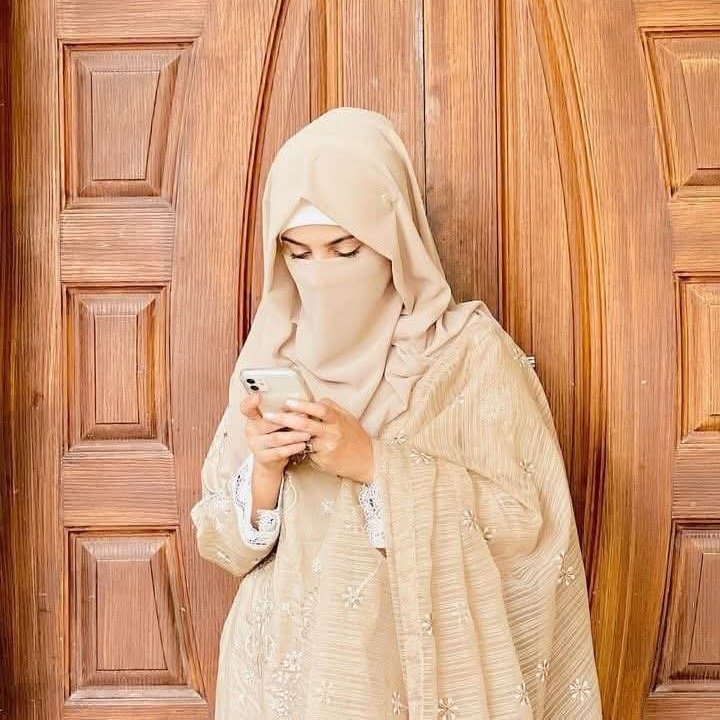 مطلوبہ لڑکی کسی ایرے غیرے کو منہ نہیں لگاتی 
برائے مہربانی کہیں اور منہ لگائیں 🙈😊