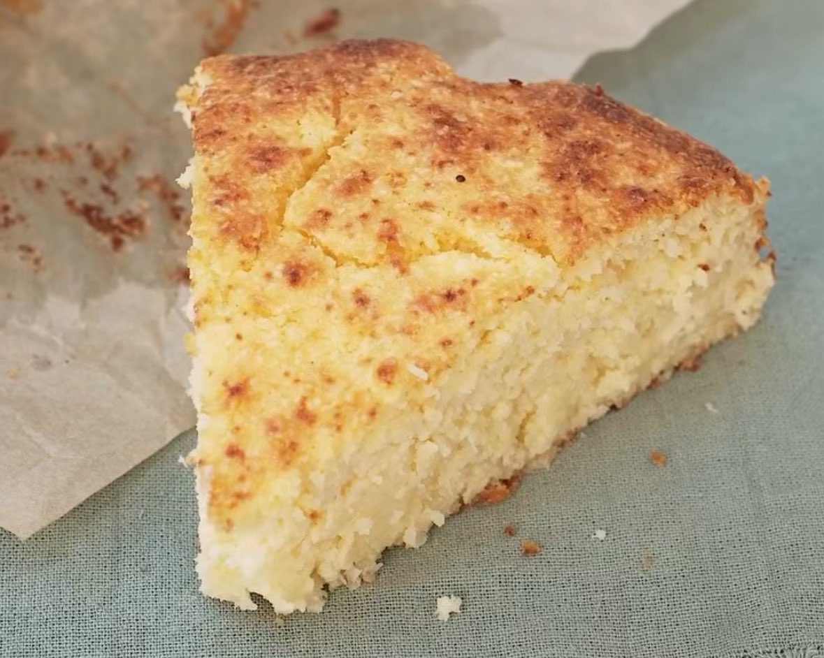 Torta de Coco y Ricota (sin
harina) suave, húmeda y con ese perfume irresistible a limón. Una combinación que derrite bocas y roba suspiros.