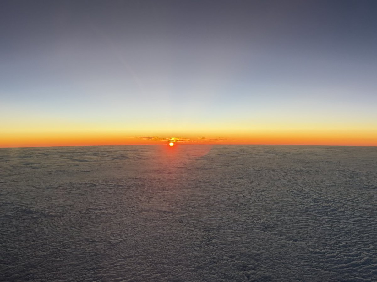 jetconsultant1's tweet photo. Sunset over the Pacific last nite 
Didn’t know the #SturgeonMoon was rising behind us but boy was it bright 
#FL380 https://t.co/9XRPSjvsnw