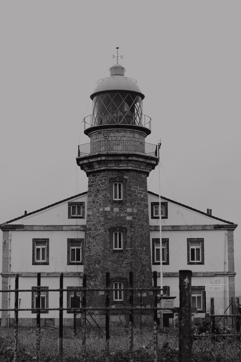 El faro permanece en silencio, observando el vaivén de las olas y el paso del tiempo. Su luz, constante y paciente, guía a quienes navegan en la oscuridad, recordándonos que incluso en medio de la incertidumbre siempre hay un rumbo que seguir