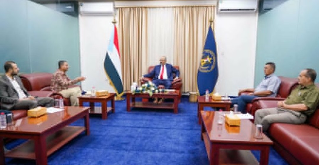 الرئيس القائد عيدروس الزبيدي يلتقي بقيادة شركة النقيب ومصنع إسمنت العيسائي بالعاصمة عدن مؤكداً لهم رفض اي اعتداءات تستهدف الشركات الاستثمارية وواعداً بتوفير بيئة آمنة وجاذبة للأستثمار بقانون يحمي حقوق المستثمرين لتتعزز الشراكة بين القطاع العام والخاص للدفع بعملية التنمية.