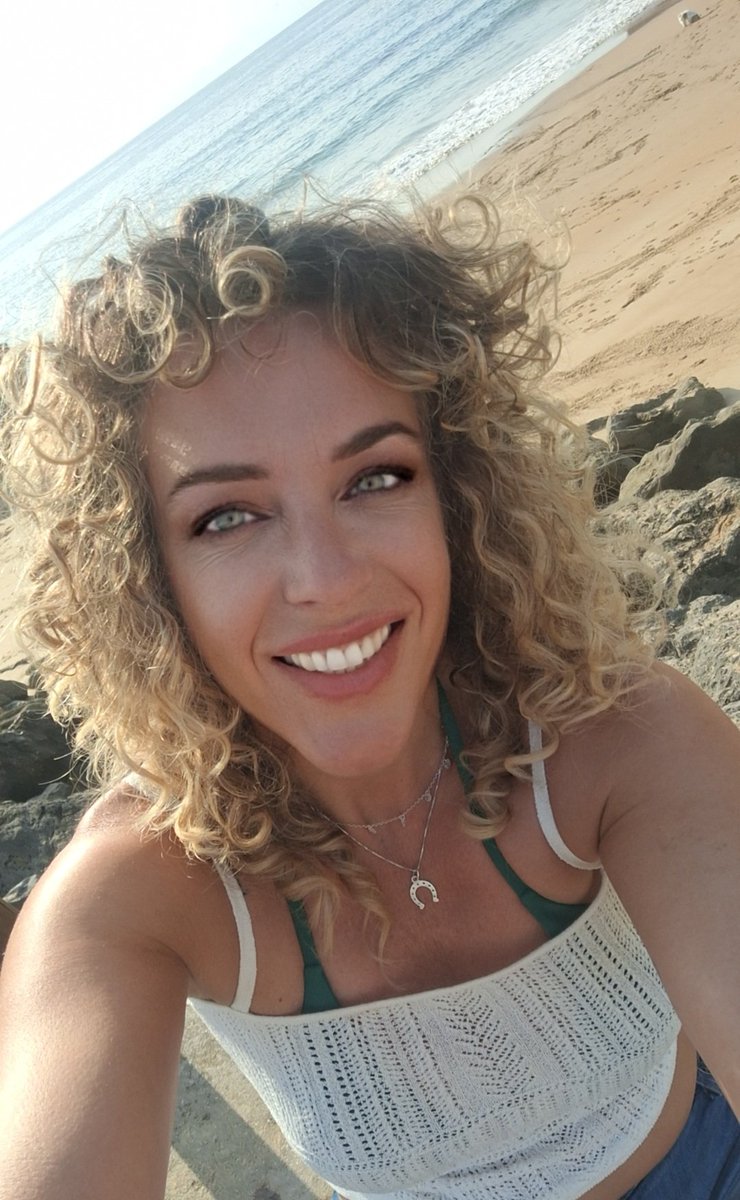 LAURAGALAN81's tweet photo. La chica de los conciertos, de los atardeceres, la del olor a salitre y arena en la piel.
#DeGuerraYOro⚔️🦁
#DaysOfWar🔥
🌛🌴🌊🐚 https://t.co/oxMLH9j2hX