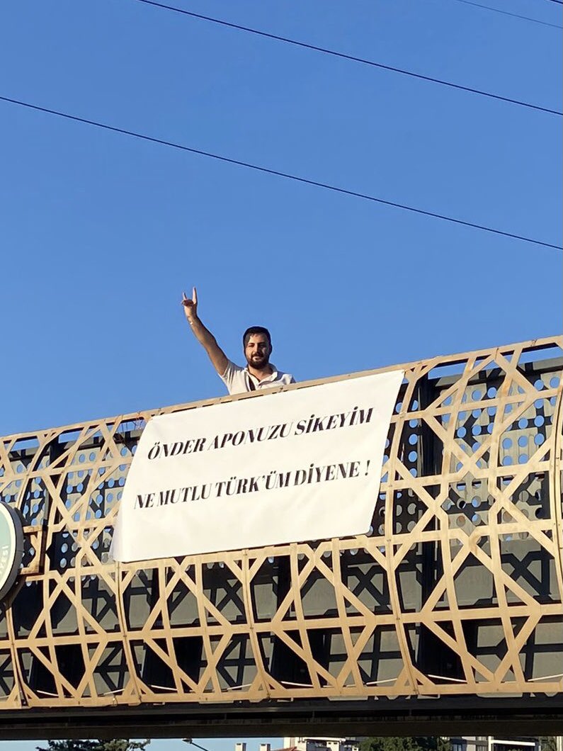 Eğer bu pankart için gözaltına alınıyorsa. O zaman bende söylüyorum, önder aponuzu skeyim..