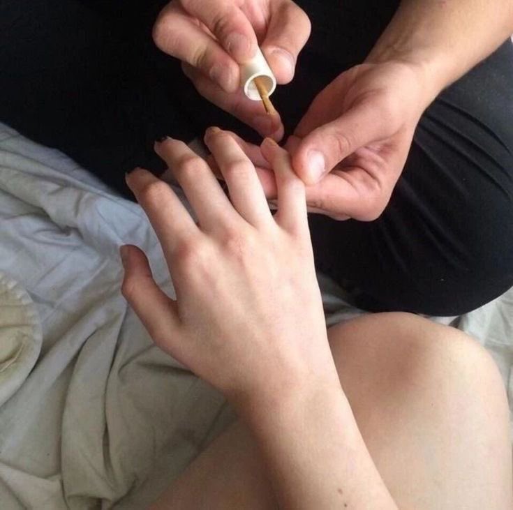 садись, будем тебе ногти красить.