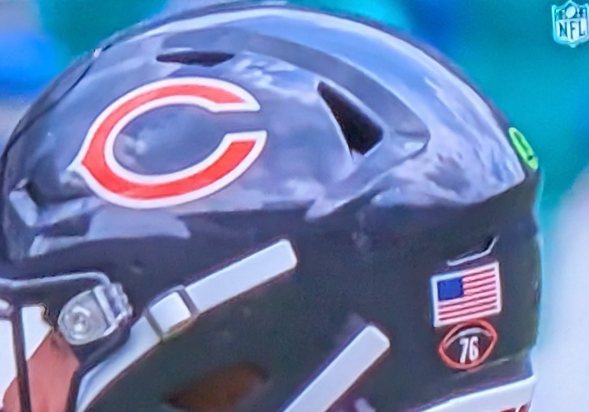 bluebutterflysm's tweet image. Not the best quality photo, but you can see the brown football decal with #McMichael and #76 on @ChicagoBears helmet.  TY for honoring my brother. 🙏#SteveMcMichael #SteveMongoMcMichael #MongoForever #MongoStrong #ChicagoBears #Chicago 🐻⬇️