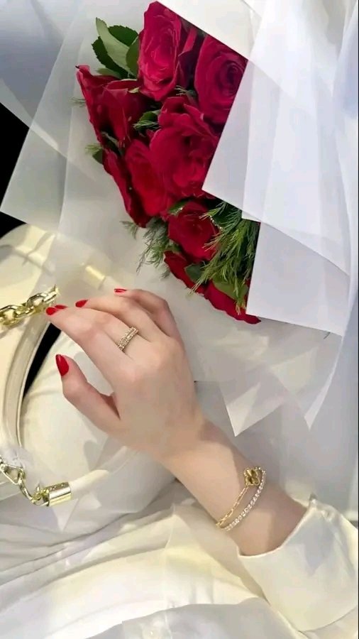 الذين يتمسكون بنا ونحن في أسوأ أحوالنا هم من يستحقون المكانة الأعلى في قلوبنا...