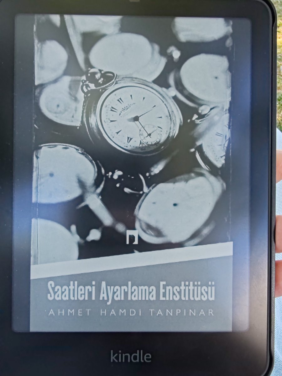 Çok geç de olsa Saatleri Ayarlama Enstitüsü' nü e_kitap formatında okudum, Üniversite zamanında her nedense okumaya başlayıp bırakmıştım. Meğersem ne gibi bir güzellikten mahrum bırakmışım kendimi! Çok hoşuma gitti. Ne kadar keyif alarak okudum. Halit Ayarcı, Doktor Ramiz sanki
