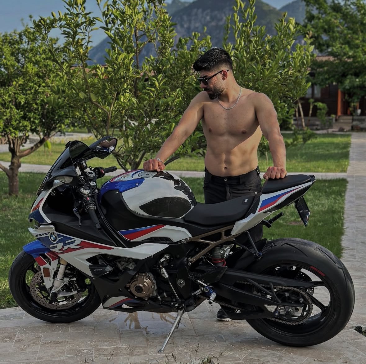 Sen yine de her konuşmamı veda say 
Allah rahmet eylesin güzel adam