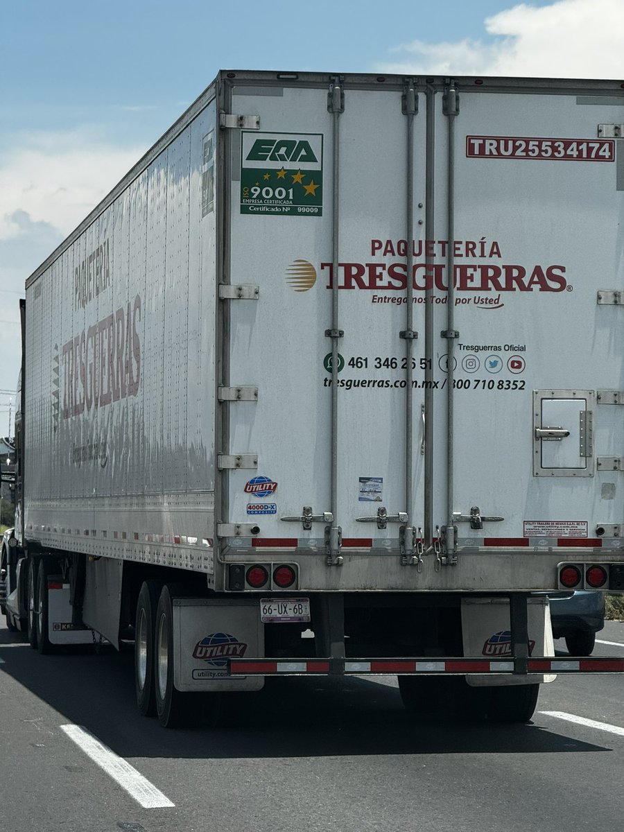 RSchoene's tweet photo. Diversión en la #Querétaro-México: camión bloqueando el carril izquierdo por kilómetros, luego cambiando de carril sin avisar … https://t.co/s8n4VC8Ari