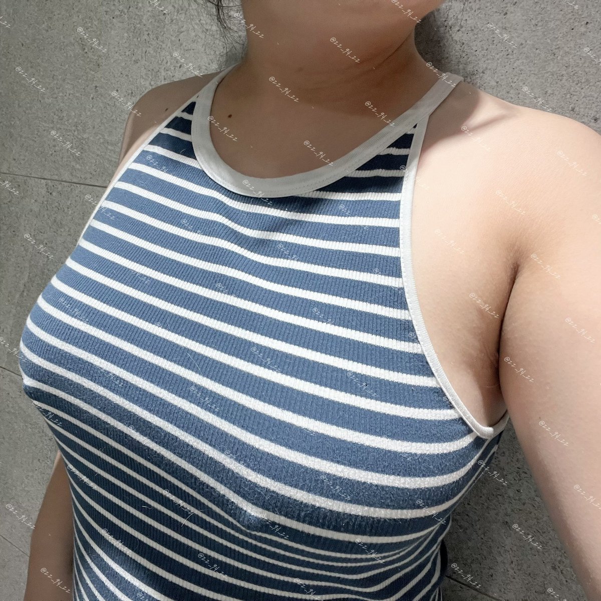 要認真看才會看到👀

然後發現這種削肩的款式好像意外的很適合我耶😻