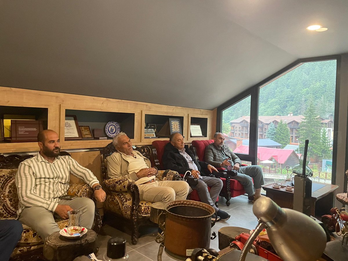 MutluTurkmen's tweet photo. 🎬 Kenan Yavuz Etnoğrafya Müzesi ve Uzungöl Dursun Ali İnan Müzesi iş birliğiyle hayata geçireceğimiz “Değirmenin Yolculuğu: Ekmeği Paylaşmanın Hikayesi” belgesel projesinin ilk adımını Uzungöl’de attık.

Bayburt’tan omuzlarda taşınarak Soğanlı Dağları’nı aşan değirmen taşının, kültürümüzü ve dayanışma ruhumuzu anlatan yolculuğunu “ekmeği paylaşmak” maneviyatıyla ölümsüzleştireceğiz.

Rabbim muvaffak eylesin 🤲