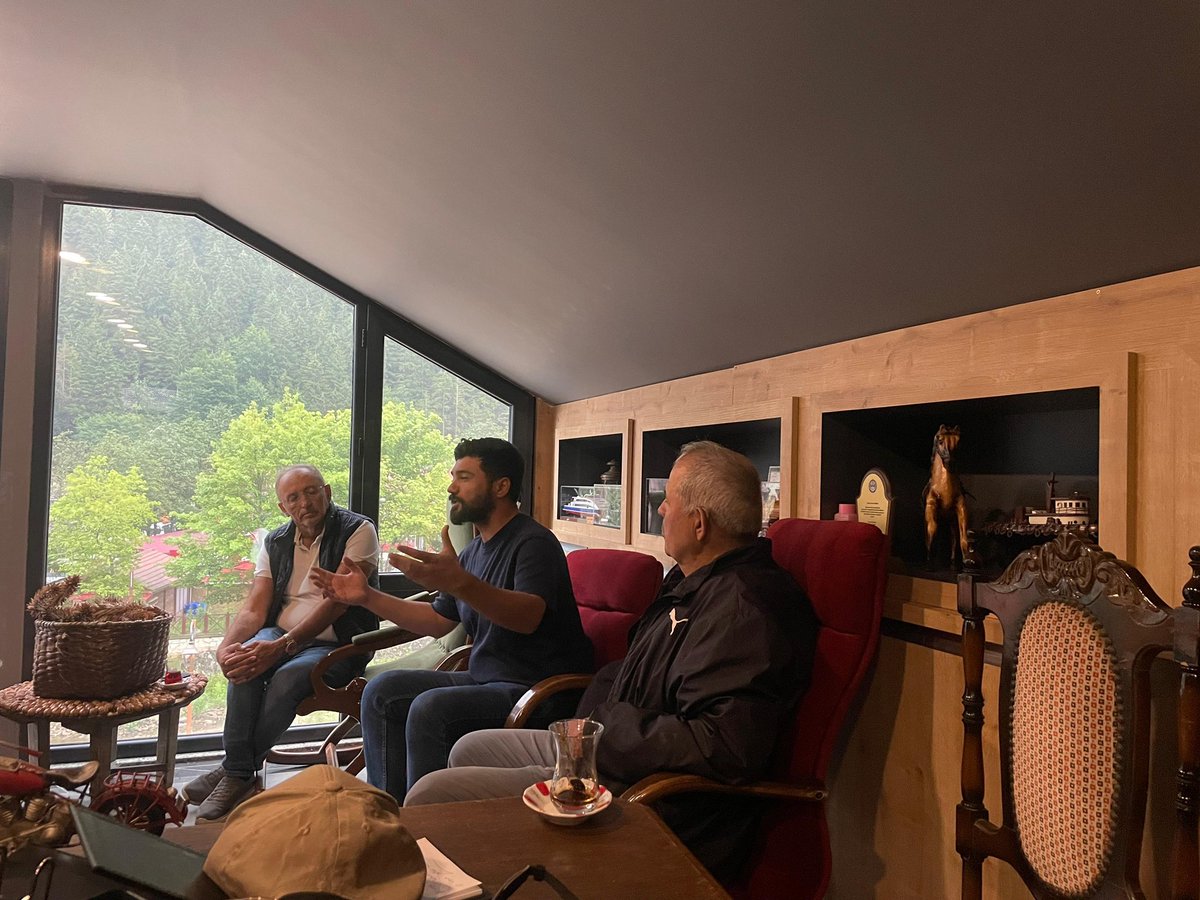 MutluTurkmen's tweet photo. 🎬 Kenan Yavuz Etnoğrafya Müzesi ve Uzungöl Dursun Ali İnan Müzesi iş birliğiyle hayata geçireceğimiz “Değirmenin Yolculuğu: Ekmeği Paylaşmanın Hikayesi” belgesel projesinin ilk adımını Uzungöl’de attık.

Bayburt’tan omuzlarda taşınarak Soğanlı Dağları’nı aşan değirmen taşının, kültürümüzü ve dayanışma ruhumuzu anlatan yolculuğunu “ekmeği paylaşmak” maneviyatıyla ölümsüzleştireceğiz.

Rabbim muvaffak eylesin 🤲