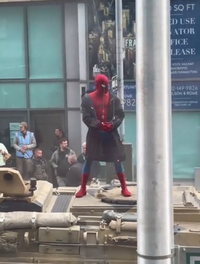 spideyupdated's tweet photo. Spider-Man in a coat 🕷️#SpiderManBrandNewDay https://t.co/h0GjJorgki