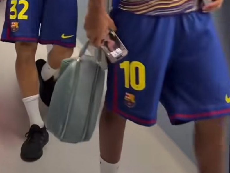TouchlineX's tweet photo. 🚨 𝗡𝗘𝗪: Argentinian singer Nicki Nicole is in attendance for the Joan Gamper match, wearing Lamine Yamal’s shirt.
Lamine was also seen to have a picture of Nicki Nicole as wallpaper on his phone. https://t.co/FTlccMxbSn