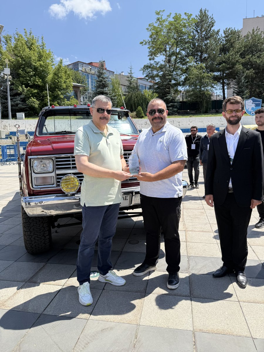 Ajans Orkestra ailesi olarak, Erzurum Kültür Turizm İl Müdürlüğümüz tarafından şehrimizde birincisi gerçekleştirilen “Erzurum Klasik Otomobil Fuarına” sağladığımız katkılardan dolayı Erzurum Valimiz Sn Mustafa Çiftçi tarafından şirketimize Teşekkür Plaketi takdim edildi.
