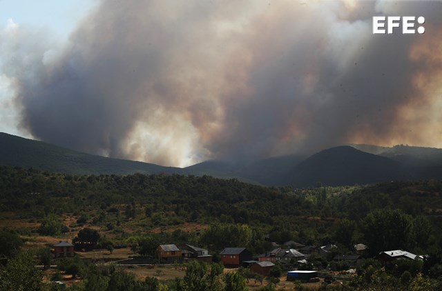 EFEnoticias's tweet photo. El espacio natural de Las Médulas, catalogado por la Unesco como Patrimonio de la Humanidad y corazón turístico de la comarca leonesa de El Bierzo, se ha visto afectado por las llamas del incendio declarado este sábado en la localidad de Yeres.

https://t.co/hv4iraqgAW https://t.co/bs745p10Ou