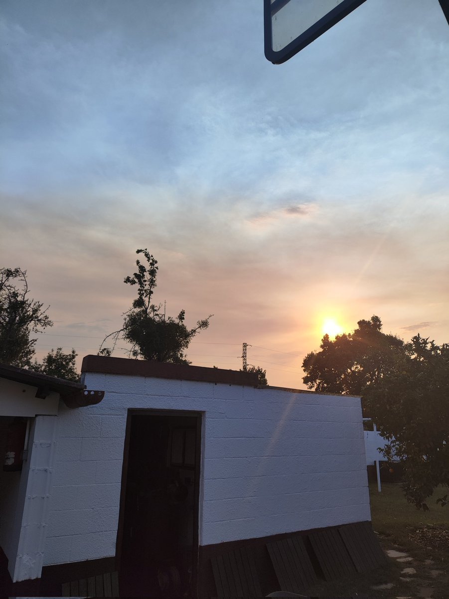Ruuul27's tweet photo. @pablogijon Pablo de donde crees que viene el humo que hay sobre Gijón desde esta tarde?? Estaba el sol rojizo desde las 20:00 aproximadamente. Puede ser del Bierzo 😢 pero me parece muy lejos. https://t.co/R1k1zee0jM