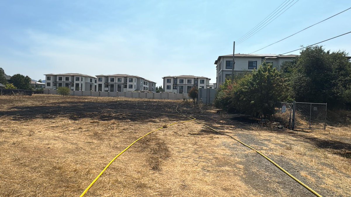 calfireSCU's tweet photo. π₯ π The Morgan Hill Fire Department and @calfireSCU stopped a vegetation fire in the area of Monterey Hwy & Madrone Pkwy before it could reach nearby structures within the @CityofMorganHil. Thanks to the quick response, the fire was stopped at ~1/4 acre in size #MHFD #CALFIRE https://t.co/Ue8JUQqwdc