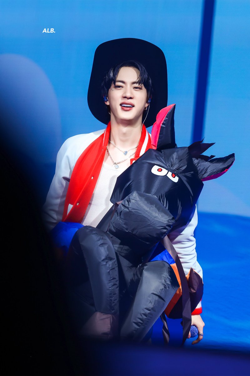 ALittleBraver92's tweet photo. 250811 

#방탄소년단진 #김석진 #석진 #진  #BTSJIN #JIN 
#Jin_TOUR_EU 
#RUNSEOKJIN_epTOUR_AMSTERDAM
@BTS_twt https://t.co/Gn6Yi0b6aS