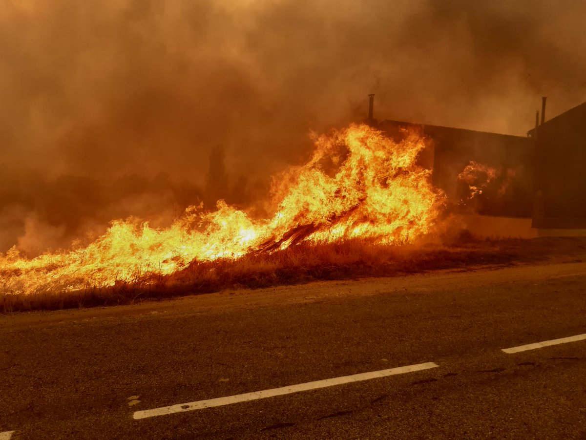 AT_Brif's tweet photo. 21:31📸#IFMolezuelasDeLaCarballeda #Zamora 

@briflubia se retira del incendio a la base de @briftabuyo.
Han intentado un contrafuego para detener la cabeza pero se ha saltado teniendo que replantear actuación y pasar a defender Cubo de Benavente con apoyo de autobomba y @UMEgob https://t.co/BAaVJSmQOo