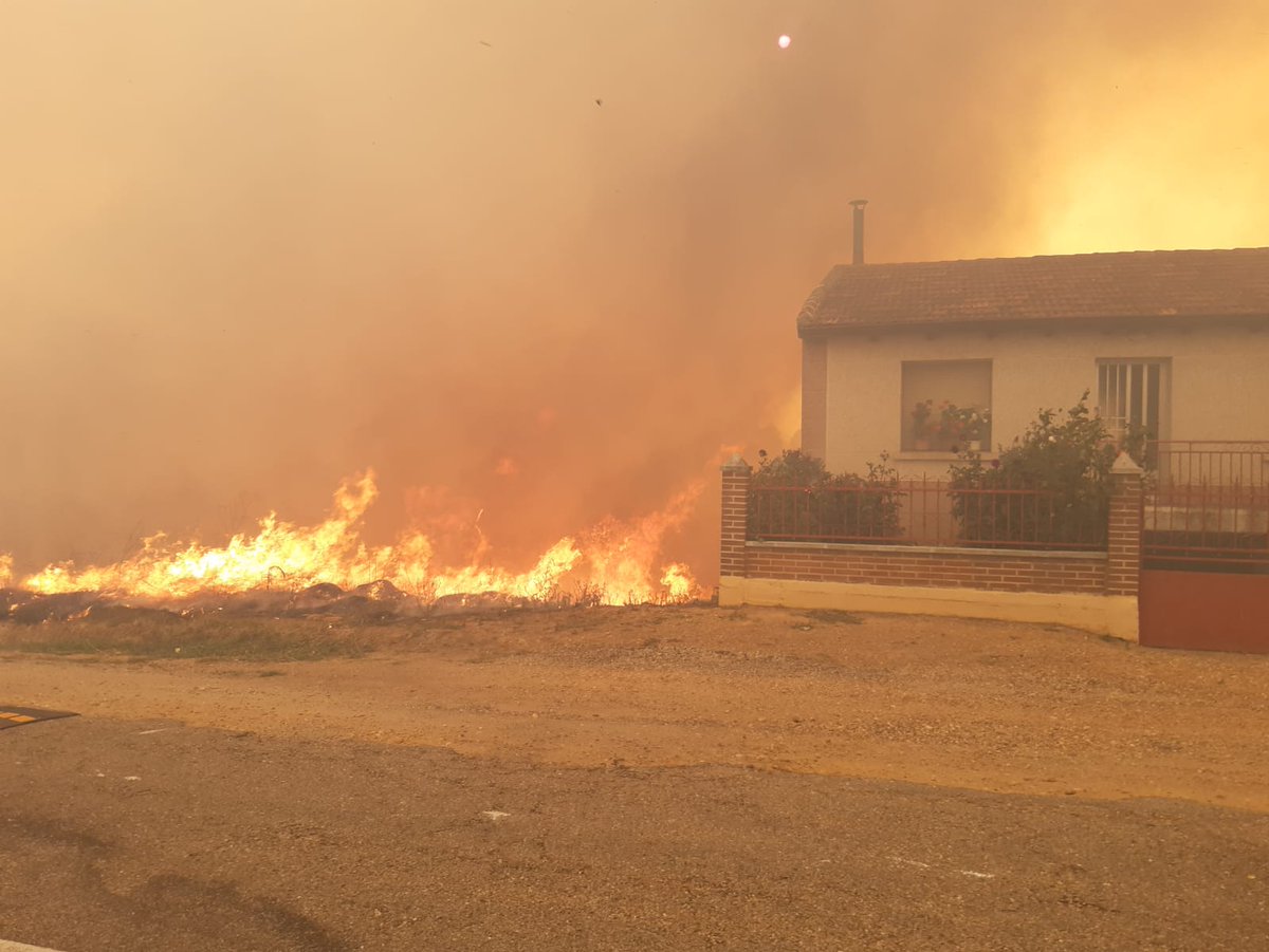 AT_Brif's tweet photo. 21:31📸#IFMolezuelasDeLaCarballeda #Zamora 

@briflubia se retira del incendio a la base de @briftabuyo.
Han intentado un contrafuego para detener la cabeza pero se ha saltado teniendo que replantear actuación y pasar a defender Cubo de Benavente con apoyo de autobomba y @UMEgob https://t.co/BAaVJSmQOo