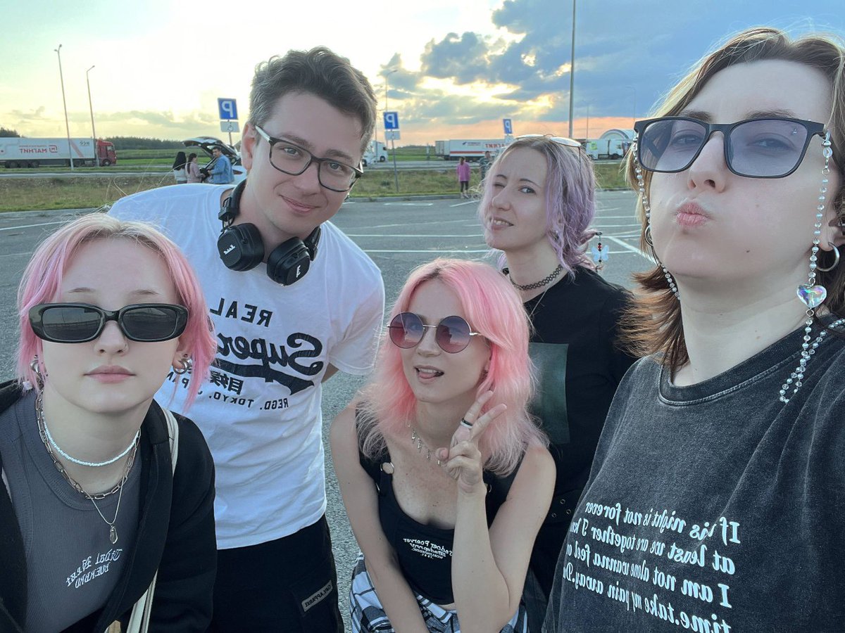 Мне нравится, что это лето проходит в дороге, с кофе и хот-догами на заправках 
И с друзьями ❤️