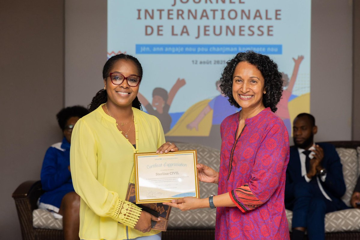 Sterline Civil (@sterline_civil) on Twitter photo « JÚn, ann angaje nou pou chanjman kominote nou ». Ce fut un plaisir de participer à une journée portes ouvertes organisée par l'<a href="/UNICEFHaiti/">UNICEF Haiti</a> en prélude à la Journée mondiale de la jeunesse.
Je remercie tous les participants et surtout les panélistes pour ce moment d'échanges « JÚn, ann angaje nou pou chanjman kominote nou ». Ce fut un plaisir de participer à une journée portes ouvertes organisée par l'<a href="/UNICEFHaiti/">UNICEF Haiti</a> en prélude à la Journée mondiale de la jeunesse.
Je remercie tous les participants et surtout les panélistes pour ce moment d'échanges