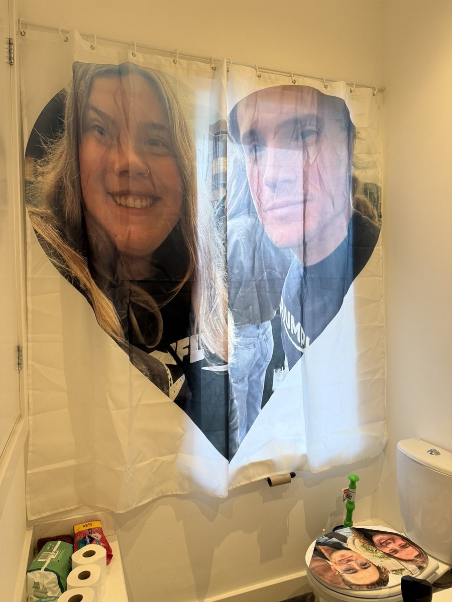 KatrinaMcFly's tweet photo. It was recently my birthday and my friends decided I needed a new bathroom set. I’m not even mad x https://t.co/UJxG8ZR2Q6