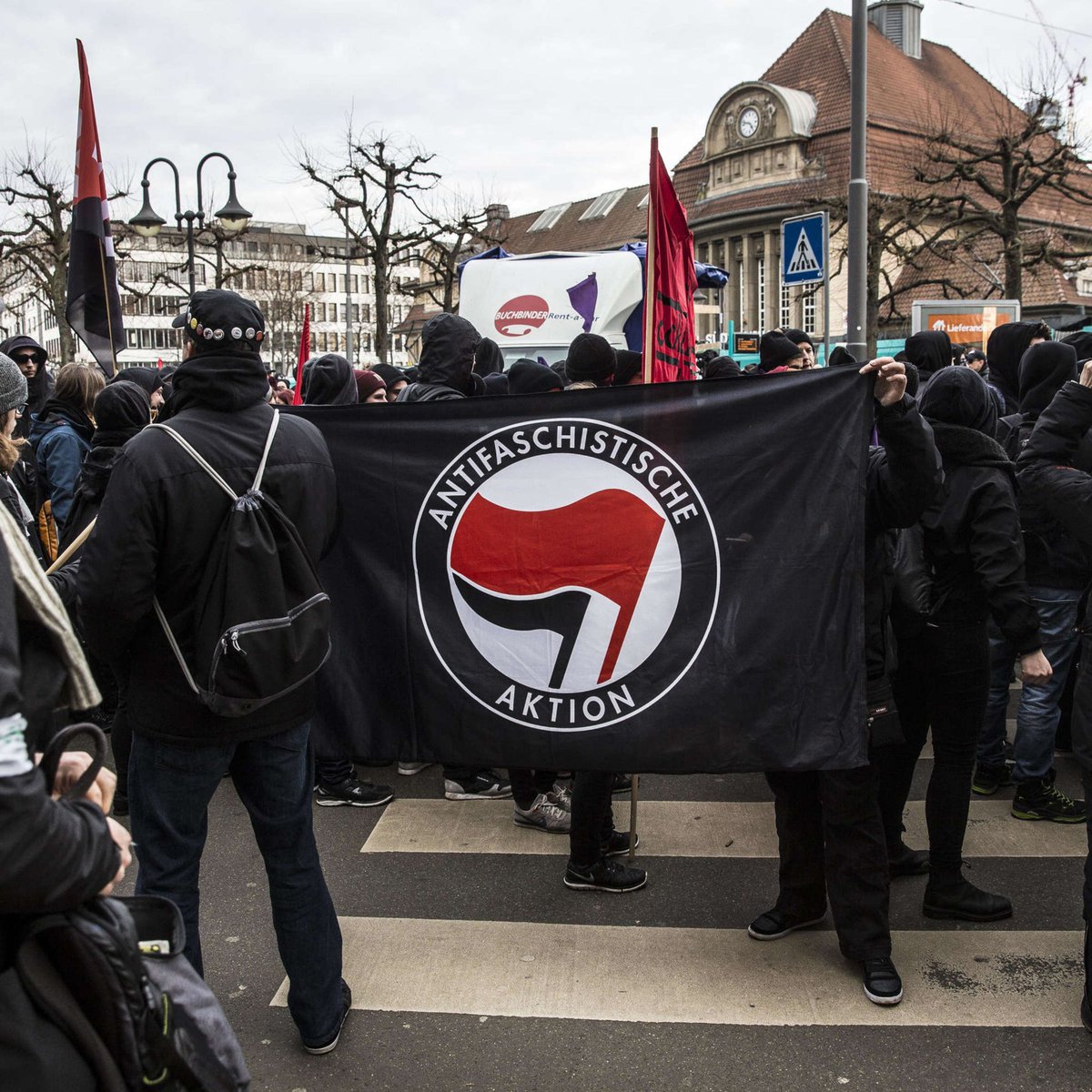 In #Dresden ist es zu einem weiteren linksextremen Angriff gekommen‼️

Am Sonntagabend griffen Linksextremisten, die zuvor an der Bautzener #CSD-Demonstration teilgenommen hatten, zwei Jugendliche in einem Zug an. 
Die Antifa-Anhänger klebten dabei die Kameras der Bahn ab,