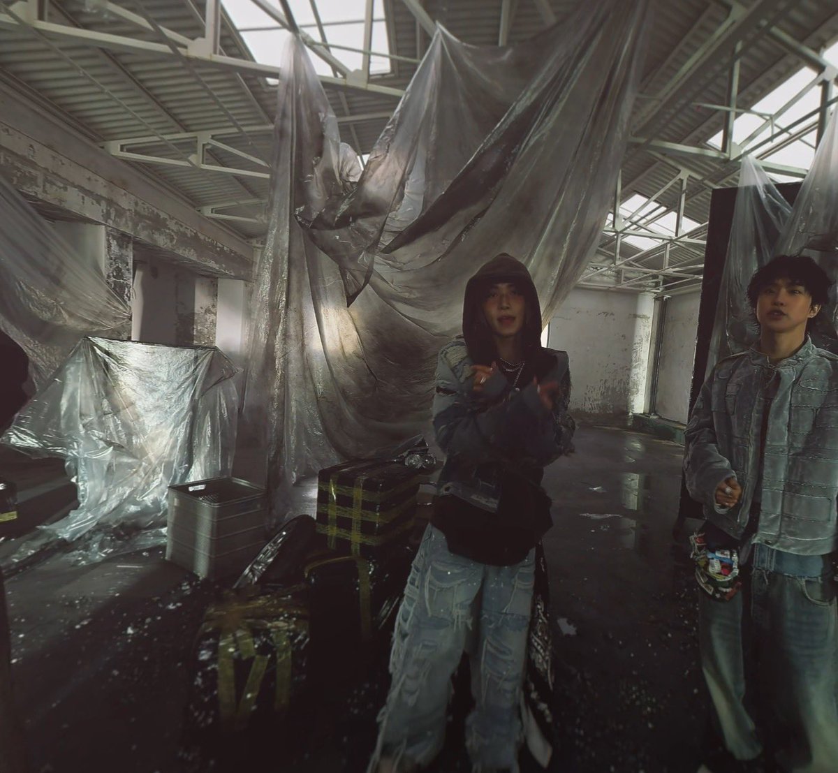 havenistired's tweet image. This is so innovative holy crap. I feel like a bunch of groups are missing out on doing something like this. It’s so trippy and soooo fun. 🫨🫨🔥🔥🔥

#newbeat #newbeathmd #kpopvr