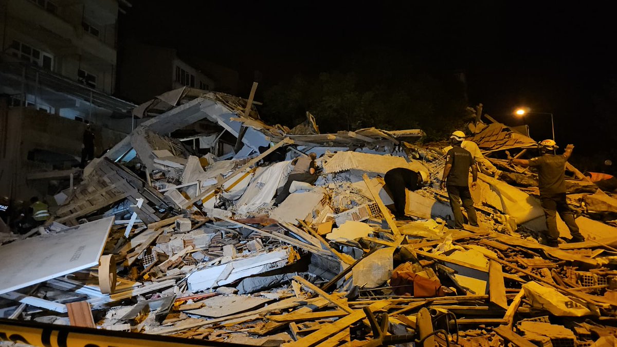 BALIKESİR'DE 6,1'LİK DEPREM
-Deprem en çok Balıkesir, İzmir, Manisa ve İstanbul'da hissedildi
-Sındırgı'da 1 bina yıkıldı, enkaz altında kalan 5 kişiden 4'ü kurtarıldı
-5 tanesi 4 üzerinde toplam 20 artçı meydana geldi
-Sındırgı Belediye Başkanı Serkan Sak: Köylerle birlikte 10