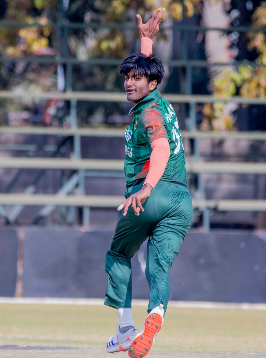 Bangladesh U19 are just two wickets away from taking the youth ODI triangular series!

𝗪𝗔𝗧𝗖𝗛 𝗟𝗜𝗩𝗘: t.ly/w_skA 
𝐁𝐚𝐥𝐥-𝐛𝐲-𝐛𝐚𝐥𝐥: t.ly/ziVUY

#ExperienceZimbabwe #U19TriSeries #BANvSA