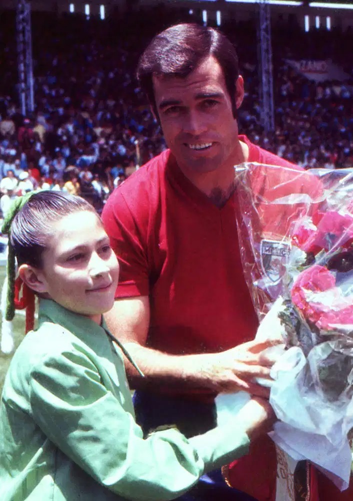 Gustavo Peña capitán mexicano con la camiseta roja de la selección nacional en la copa del mundo de México 1970.