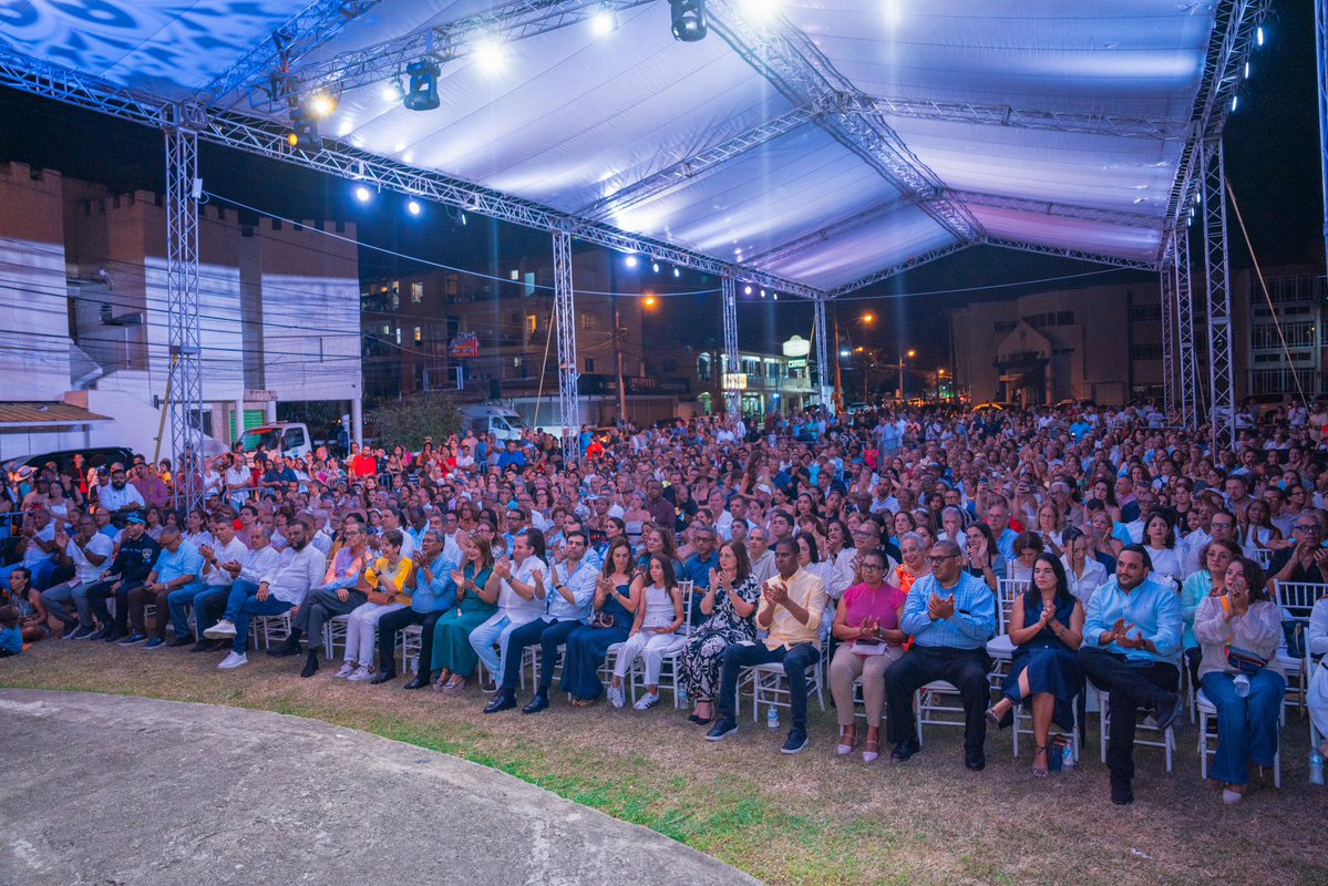 Ministerio de la Presidencia (@minprerd) on Twitter photo Junto a <a href="/MiculturaRD/">Ministerio de Cultura 🇩🇴</a> realizamos un emotivo concierto sinfónico en el helipuerto de Sosúa con la Orquesta Filarmónica de Santo Domingo acercando la música a todos y fortaleciendo el encuentro comunitario.
🔗 Deralles 👉minpre.gob.do Junto a <a href="/MiculturaRD/">Ministerio de Cultura 🇩🇴</a> realizamos un emotivo concierto sinfónico en el helipuerto de Sosúa con la Orquesta Filarmónica de Santo Domingo acercando la música a todos y fortaleciendo el encuentro comunitario.
🔗 Deralles 👉minpre.gob.do