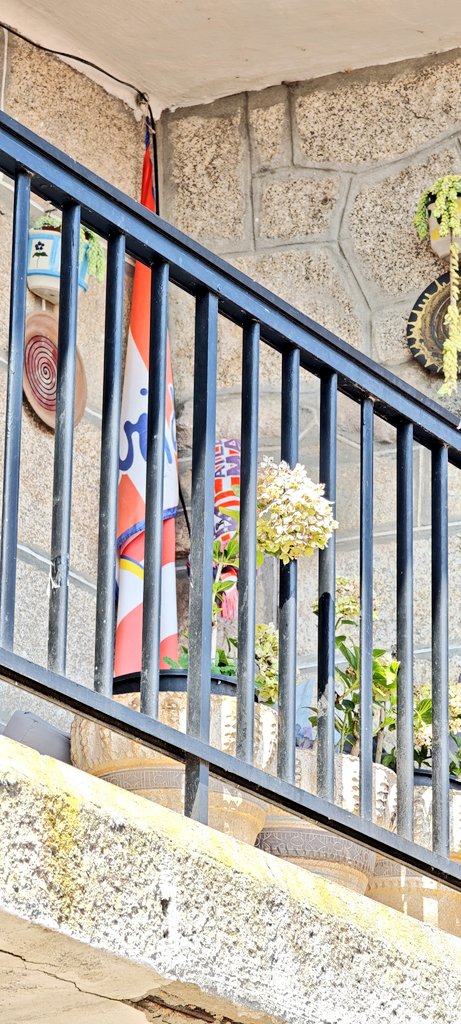 susanangioletti's tweet photo. Qué bonito es el pueblo de #Combarro con sus hórreos,sus cruceiros,sus balcones con banderas y escudos del @Atleti ,.... https://t.co/8KR2lNfBid