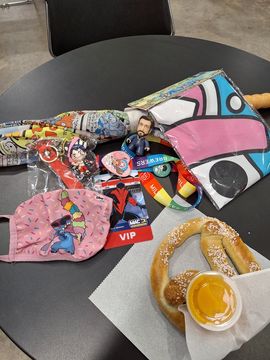 AlliCat028's tweet photo. It may be a rainy start to #MadEx2025 but Chilton is excited to be here. I accidentally forgot him yesterday. #stitch #NerdsAreCool #VIP #ONEPIECE #Chopper #Zoro #Luffy #RaúlEsparza #Chilton #adventurewithchilton @MadComicExpo https://t.co/9H8p41IZcN