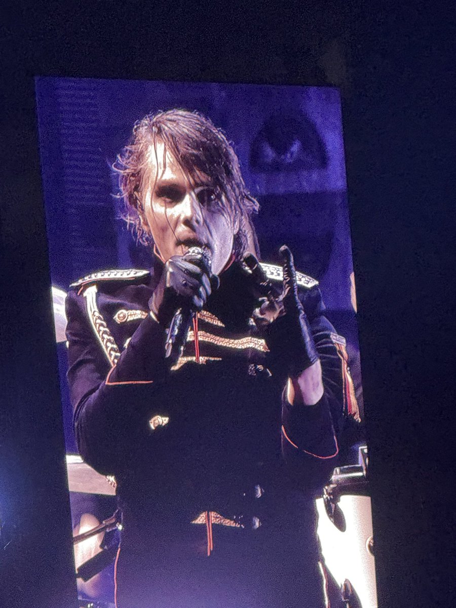 peenussnipper's tweet photo. i lovf you so much gerard way https://t.co/39yMw9wjle