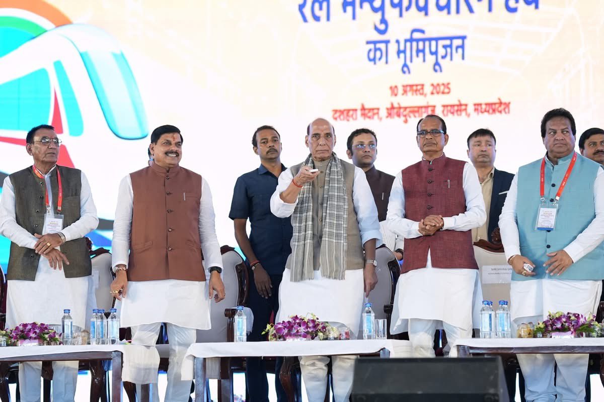 fisheries_mp's tweet photo. स्वदेशी अभियान, विकास की पहचान।रक्षा मंत्री श्री राजनाथ सिंह व मुख्यमंत्री डॉ. मोहन यादव ने रायसेन  में BRAHMA–BEML रेल मैन्युफैक्चरिंग हब का भूमिपूजन किया।केंद्रीय मंत्री श्री शिवराज सिंह चौहान व राज्यमंत्री श्री नारायण सिंह पंवार उपस्थित रहे।

#bemlinmp 
#brahmarailprojectmp https://t.co/5YfTRQxycg