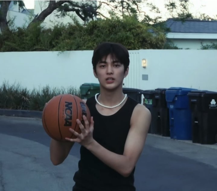 look at him 
#KEONHO #건호 #CORTIS #코르티스