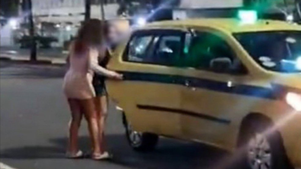 baudorio's tweet photo. ⚠️ATENÇÃO: Dois universitários britânicos foram vítimas de “boa noite, Cinderela” em Ipanema, após conhecerem três mulheres na Lapa. 

Drogados e roubados, tiveram celulares levados e perderam R$ 110 mil em transferência bancária. As suspeitas — Amanda Couto, 23, Mayara Ketelyn, 26, e Raiane Campos, 27, atuam em pontos turísticos e bares da Zona Sul. Raiane já havia sido presa pelo mesmo crime em 2024.