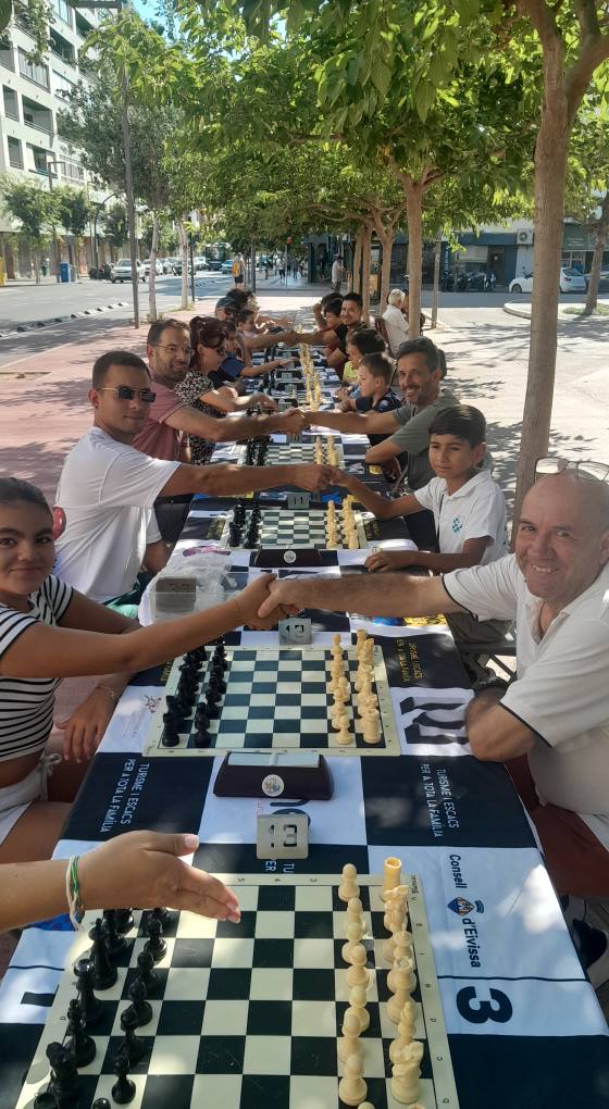Festes de La Terra: resultados
s3.chess-results.com/tnrWZ.aspx?lan…
.<a href="/ajeivissa/">Ajuntament d'Eivissa</a> 
<a href="/ChessAmics/">ChessAmics</a> 
<a href="/EscacsBalears/">EscacsBalears</a>