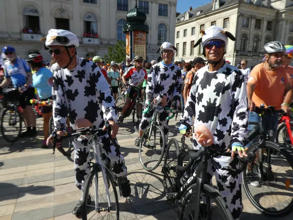 La Semaine fédérale internationale du cyclotourisme, qui a attiré sur Orléans environ 7.500 visiteurs, a pris fin dimanche 10 août dans une ambiance joyeuse, où les régions et pays des cyclotouristes étaient à l'honneur. larep.fr/orleans-45000/…