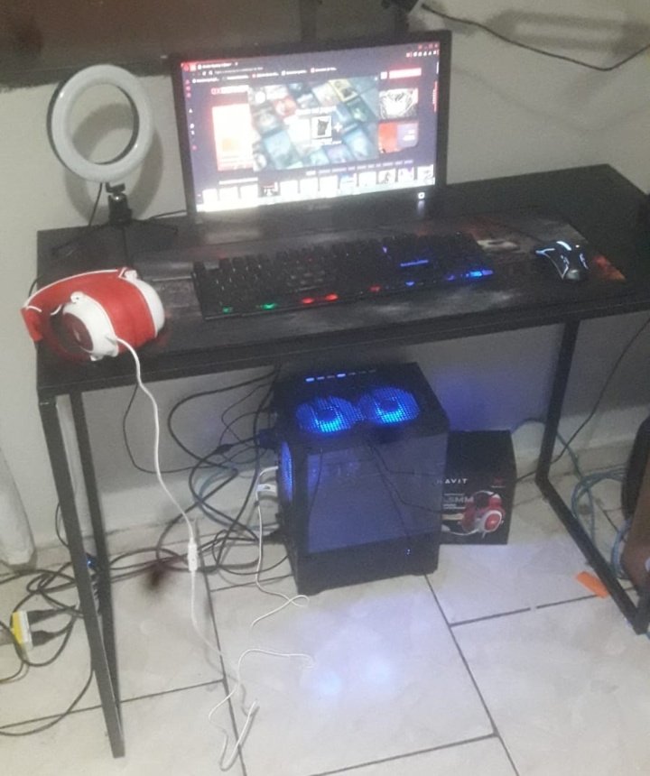 Bom, ficou assimkkkk

Mesa e headset novos.